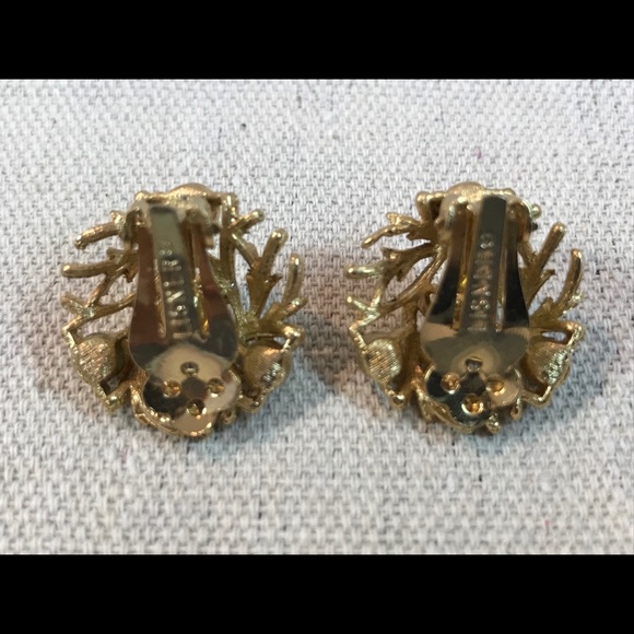 SIGNED Lisner Gold Tone Brooch & Earrings Set - Picture 4 of 8